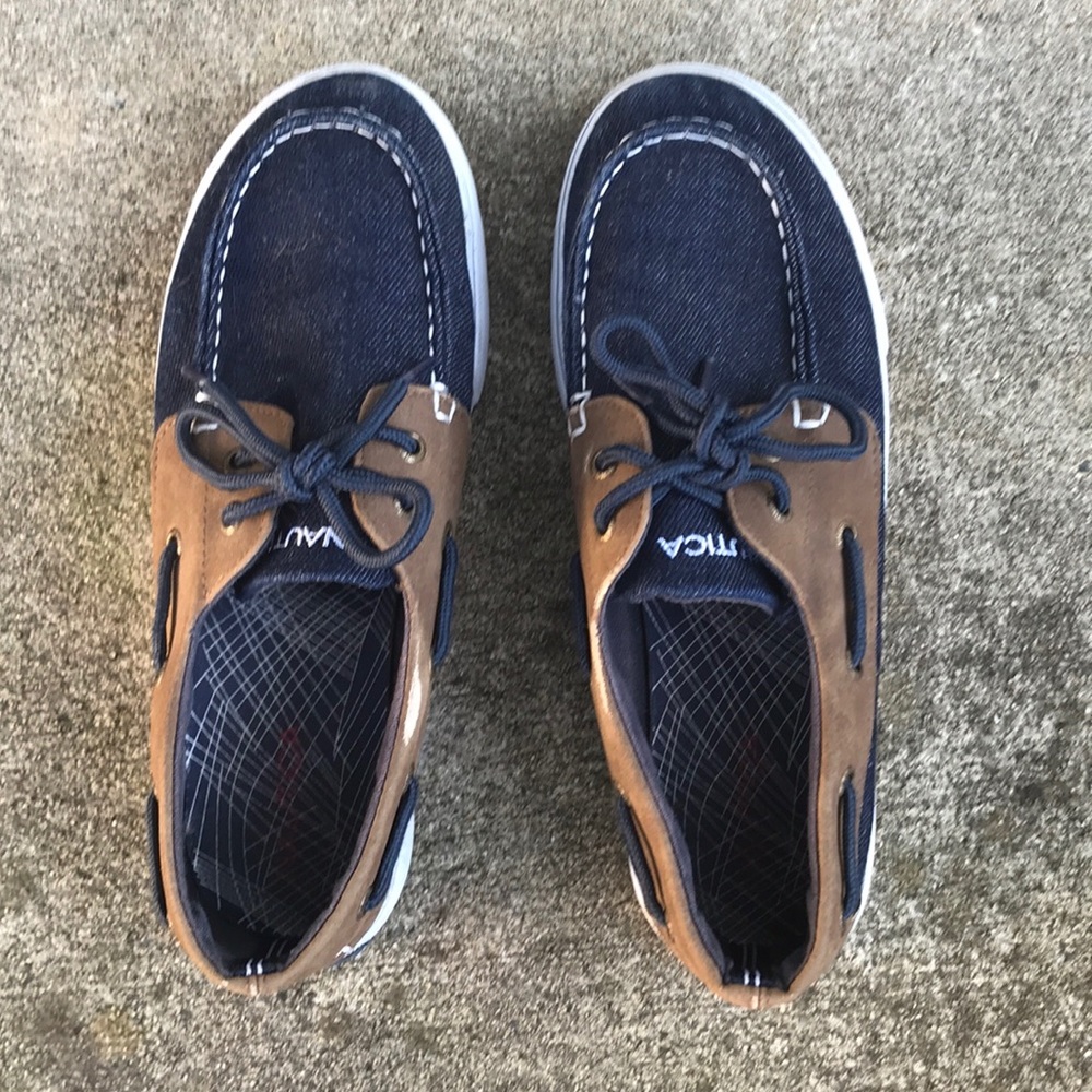 🚤 Boys size 4 Nautica brand boat shoes 🚤